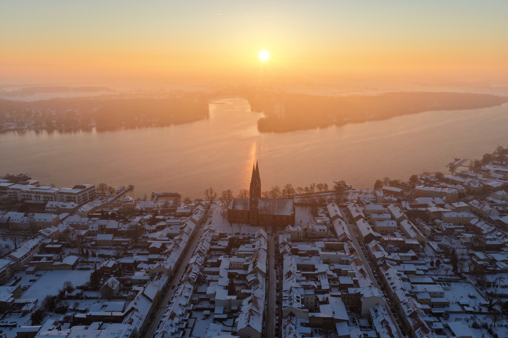 Luftaufnahme von Neuruppin mit Klosterkirche und Ruppiner See bei Sonnenuntergang